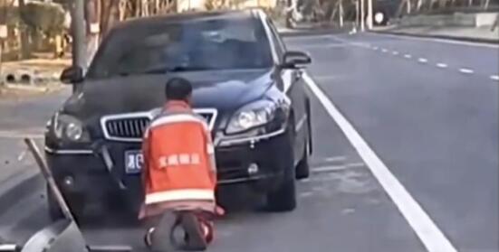 街道辦回應環(huán)衛(wèi)大爺在小車前下跪